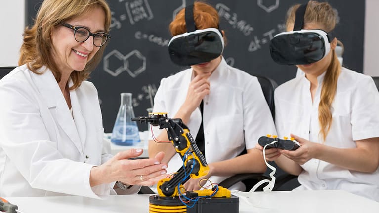 7 Applications of Virtual Reality in Education